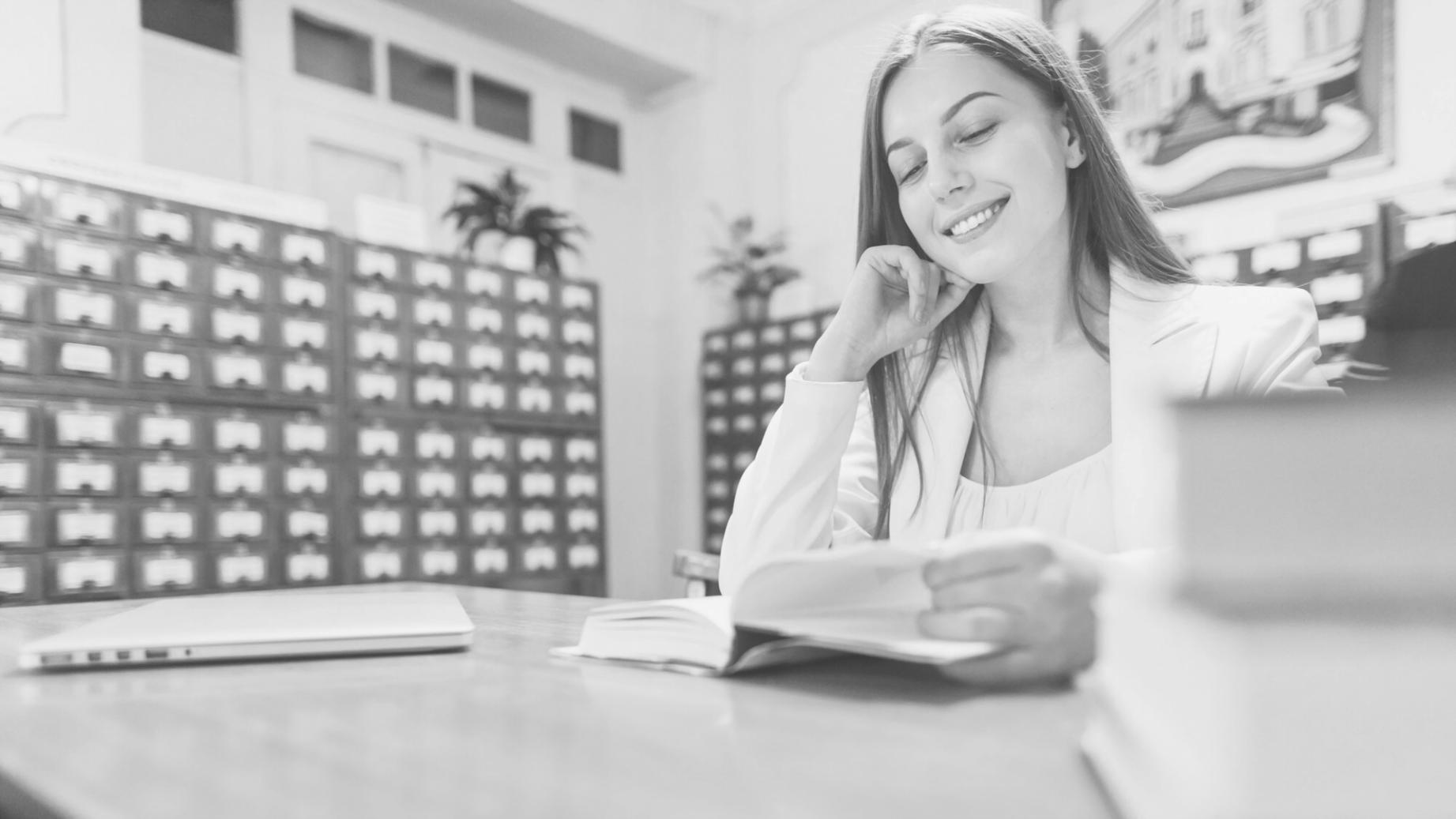 Moderne Lerumgebung mit organisierten Studienmaterialien und digitalen Ressourcen