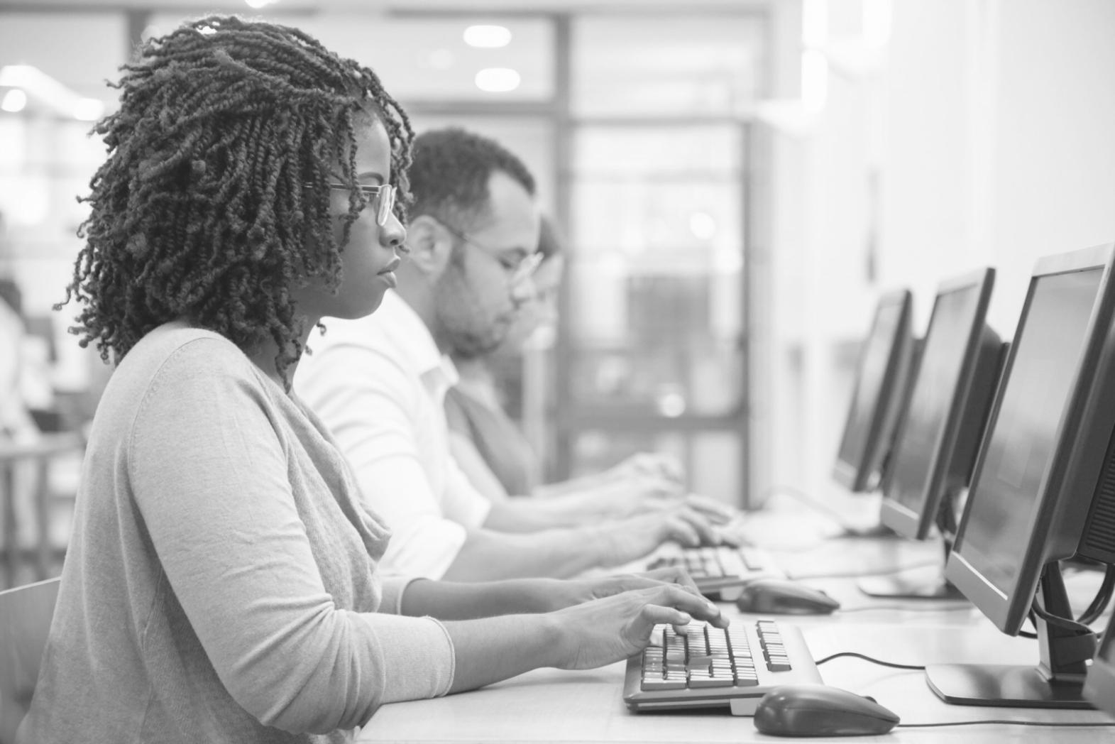 Professionelle Finanzverhandlung in modernem Büroumfeld